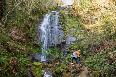 Dos personas delante de la cascada